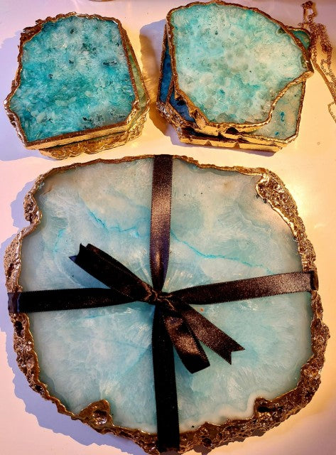 Vakkert Gold Electroplated Agat Aqua Coastersett m/ 1 stk. Platter Coaster + 4 Coaster Bordbrikker