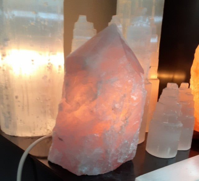 Ny, stor XL Rå Rosenkvarts lampe med usb og ledlys..