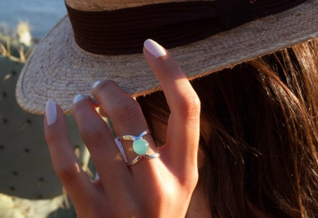 Vakker, enkel og hÅndlaget designring i sølv med rund Aquamarin sten ( 6x6mm )