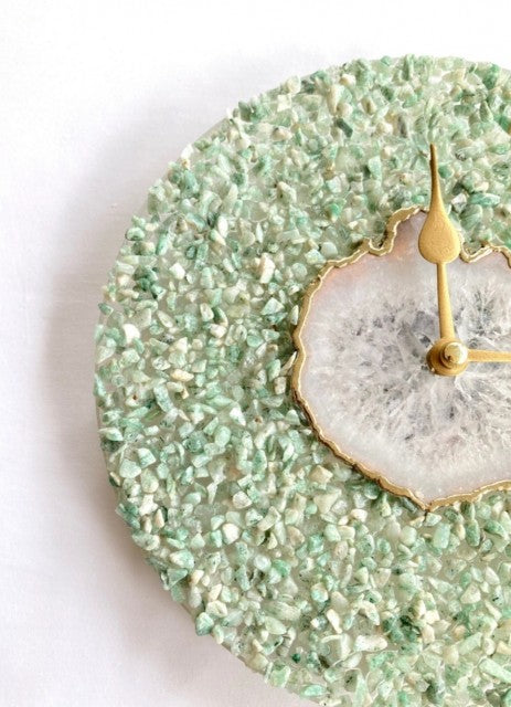 Stor og vakker håndlaget Agat klokke med grønn Aventurin og gulldecor, 25cm