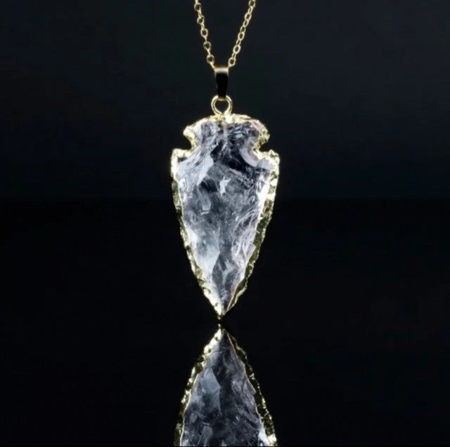 Vakkert og stort " Arrowhead" Spydspissformet RÅ Klar Quartz anheng ca. 30x50mm m/kjede. Gold Plated