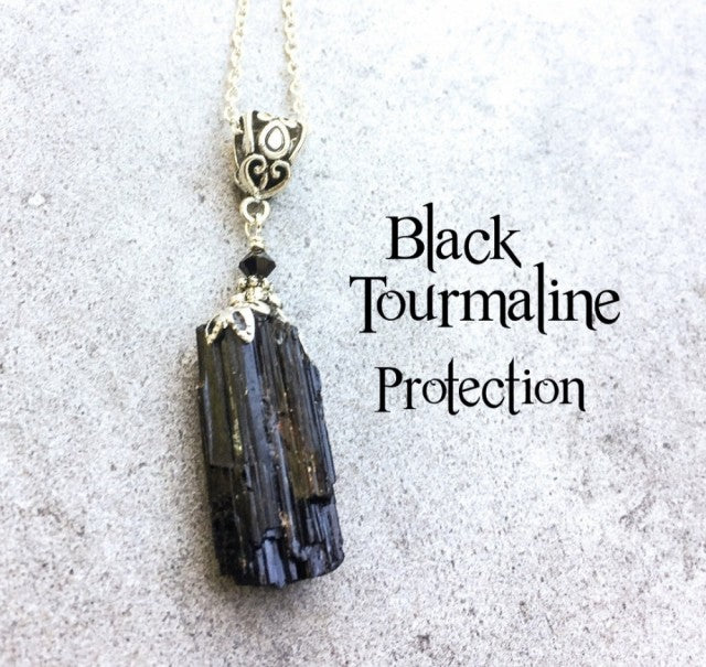 Nye, hÅndlagede Raw Black Tourmaline Anheng m/kjede , Silverplated