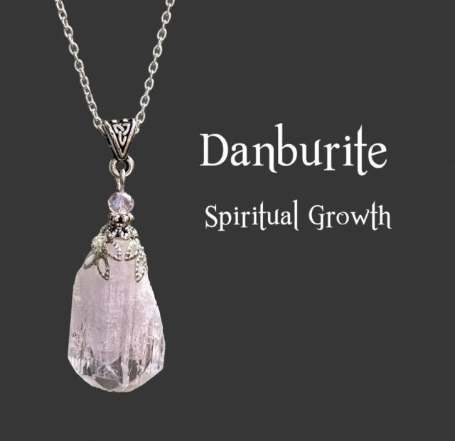 Nye, hÅndlagede DANBURITE RÅkrystall Anheng m/kjede ( Spiritual Growth ) , Silverplated..