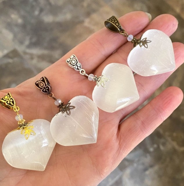 Nye, hÅndlagede Selenitt " High Vibration Hjerteanheng m/kjede