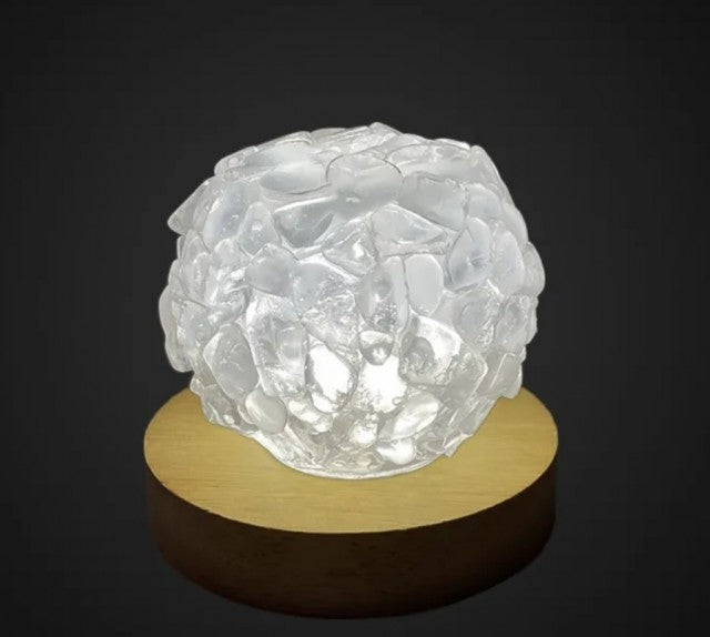 NY WHITE QUARTZ Sphere Ledlampe med trebase og usb, ca. 9 -10cm