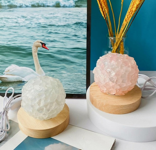 NY ROSE QUARTZ Sphere Ledlampe med trebase og usb, ca. 9 -10cm