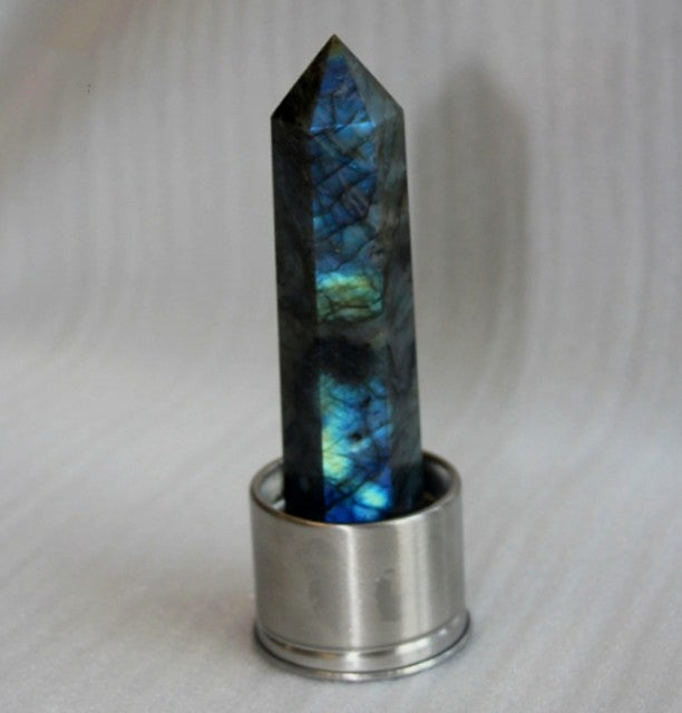 Vannbeholder 0.6liter flaske i glass med Labradorit Tårnkrystall