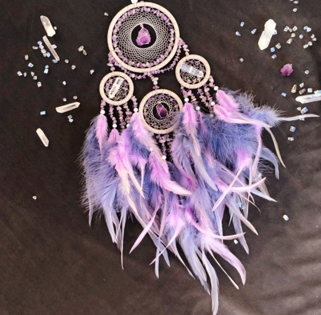 Vakker Indian Drømmefanger m/ledlys og Ametyst Krystalldesign, 13x60cm. Rosa/Lilla Andefjær