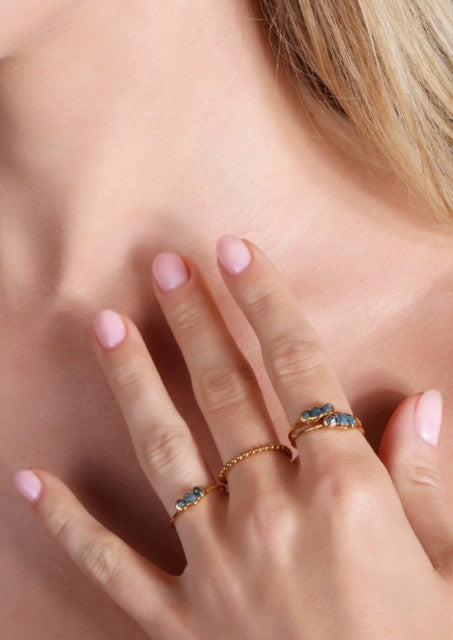 Ny, hÅndlaget rustik Triple Stone Smaragd Ring