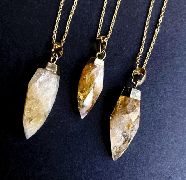 Flotte Citrin Spissanheng med gulldecor og kjede