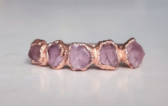 Ny, hÅndlaget rustik RÅ Rose Quartz 5 Stone Rose Electroplated Ring