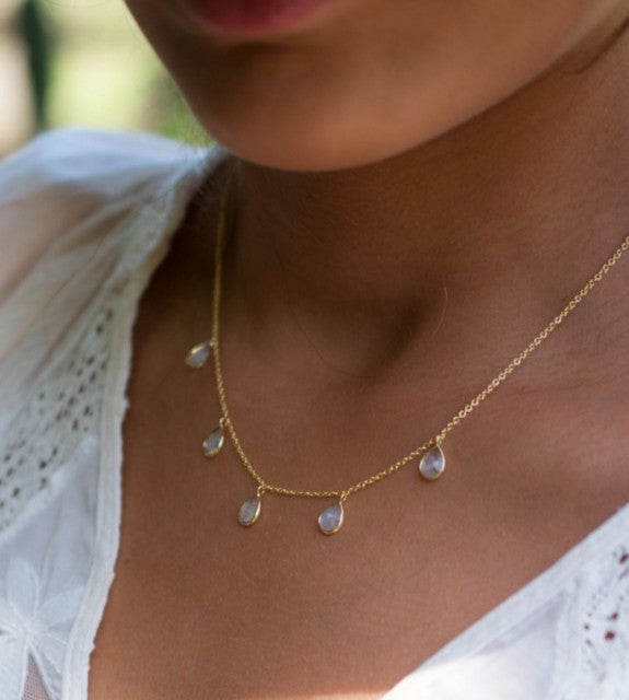 Nytt og enkelt Cila Designkjede med 5 Teardrop Moonstones, 18k Gold plated..