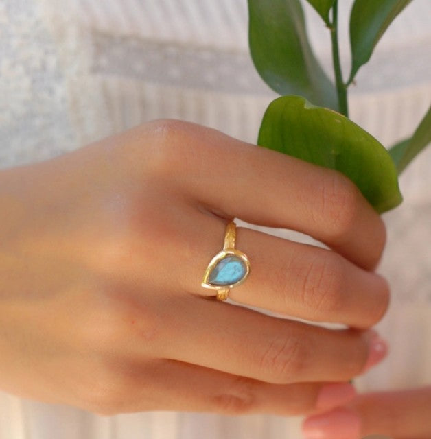 Vakker, enkel og hÅndlaget Beatriz Labradorite designring i 18K Goldplated i drÅpeform ( 8x6mm )
