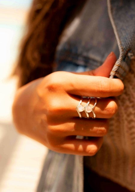 Vakker, enkel og hÅndlaget designring i sølv med 2 stk runde MÅnestener ( 5x5mm )