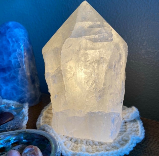 Stor XL Hvit RÅ Kvarts Tower Lampe fra Brasil, ca. 3 kg