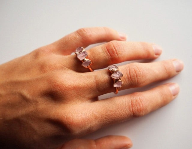 Ny, hÅndlaget rustik RÅ Rose Quartz 3 Stone Rose Electroplated Ring
