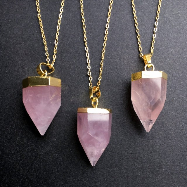 Rosenkvarts spissanheng med kjede og gulldecor