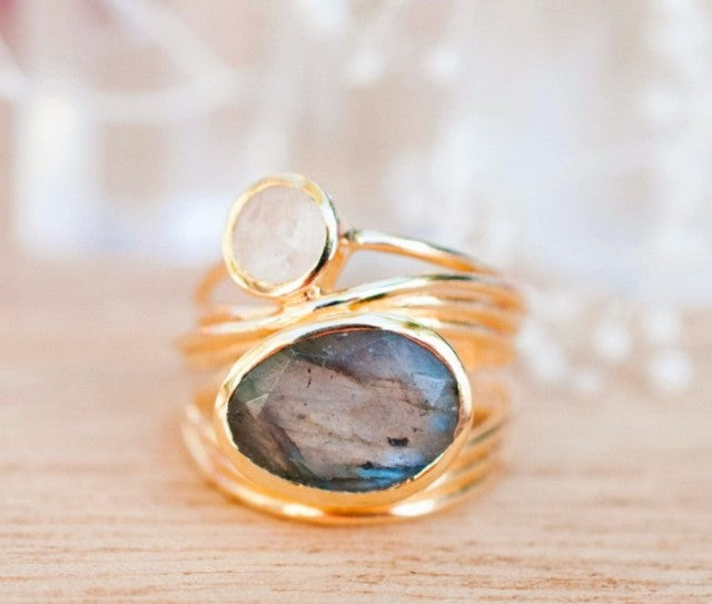 Vakker, hÅndlaget designring med stor Labradorit sten i oval form, Gold plated