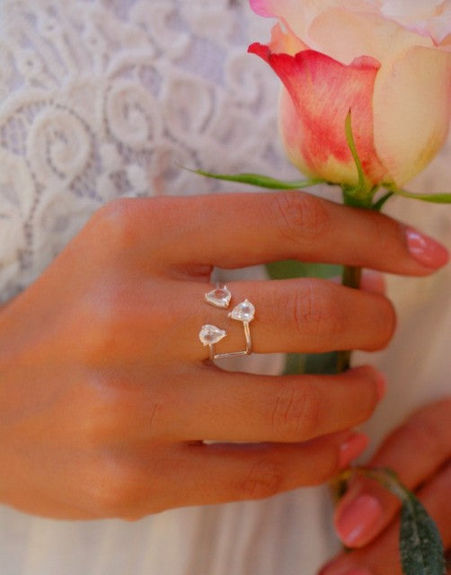 Nyhet / HÅndlaget 3 stone Ringdesign med smÅ stener i White Topaz, Sterling Silver.