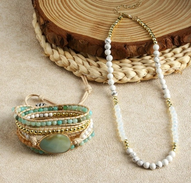 Nye 2025 Bohemian Amazonite / Howlite Design Smykkesett, Single Row Kjede og BoHo Wrap armbÅnd
