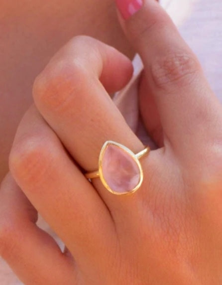 Vakker, enkel og hÅndlaget 18K Gold Plated Designring med liten Rose Quartz 10x7mm i drÅpeform ..