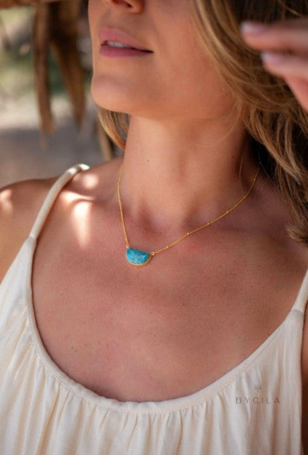 Vakkert "Halv Moon" hÅndlaget Designanheng m/Copper Turquise, 18K Gold electroplated kjede