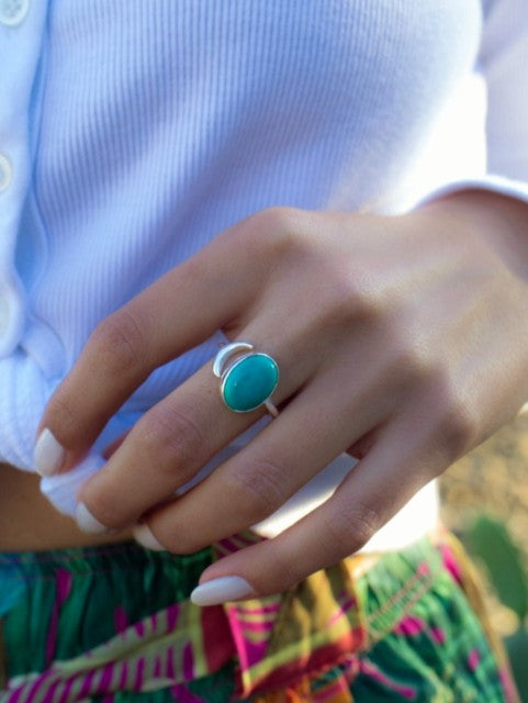 Vakker, enkel og hÅndlaget designring i sølv med Turkis rund sten