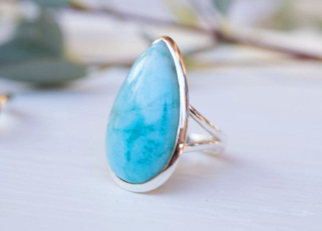 Vakker, enkel og hÅndlaget designring i sølv med stor Larimar sten i oval form