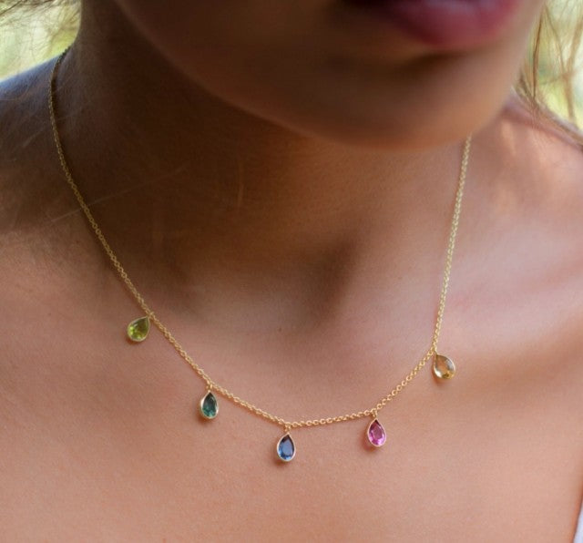 Nytt og enkelt Cila Designkjede med mixed Gemstone, 18k Gold plated..