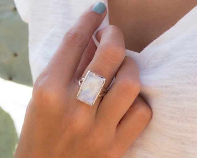 Vakker, enkel og hÅndlaget designring i sølv med stor MÅnesten i avlang form