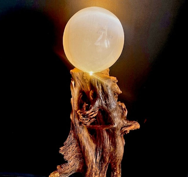 SELENITE Sphere Lampe i kuledesign, inkl. oppladbar USB trebase, medium ca. 8cm inkl. Lysjustering