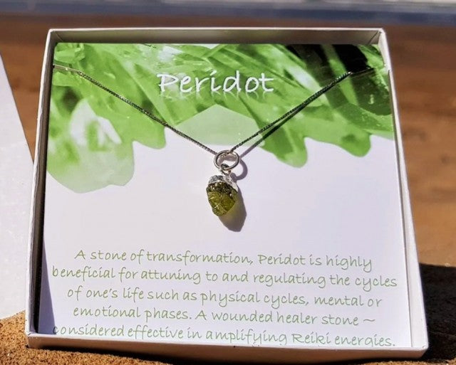 Vakkert Birthstone Designkjede m/RÅsten - Peridot - Gold Electroplated