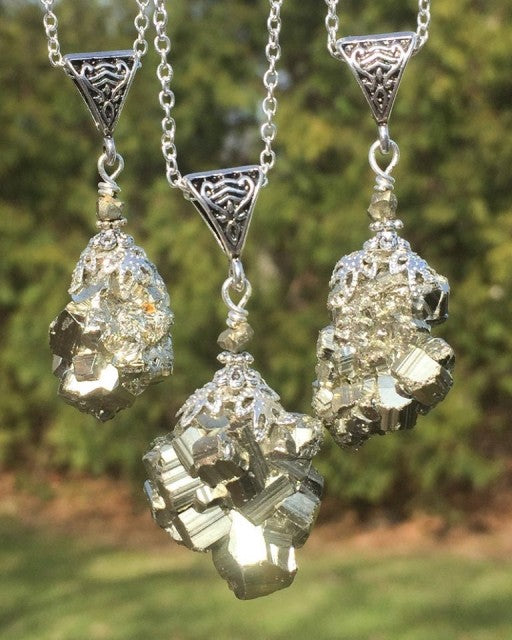 Vakkert, nytt hÅndlaget Designkjede med rÅkrystall i Pyritt anheng