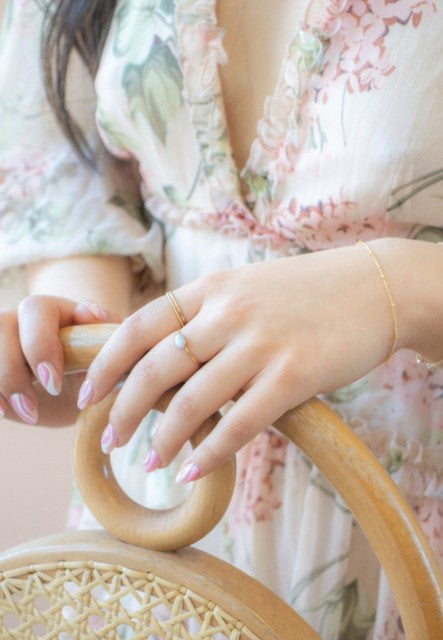 Vakker, enkel og hÅndlaget designring med liten oval mÅnesten i Rosegull ( 6x4mm)