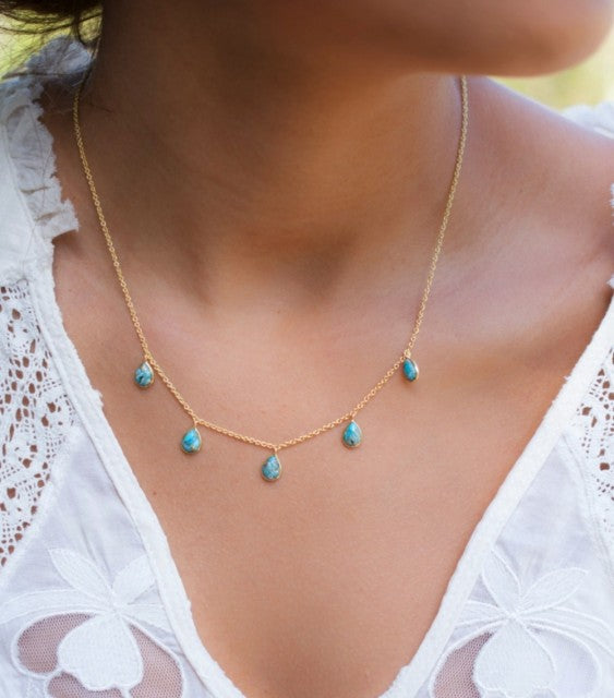Nytt og enkelt Cila Designkjede med 5 " Tear Drop " Copper Turkis Gemstones, 18k Gold plated..
