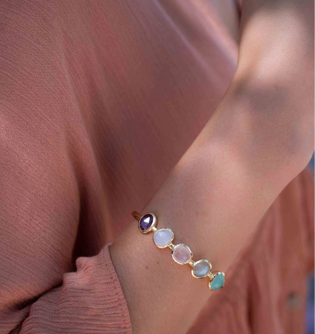 CILA " Jaste " Design Armbånd w/ Ametyst, Moonstone, Rose Quartz, Labradorite, Aqua Chalsedony, 5 Stone Design, Gold Electroplated