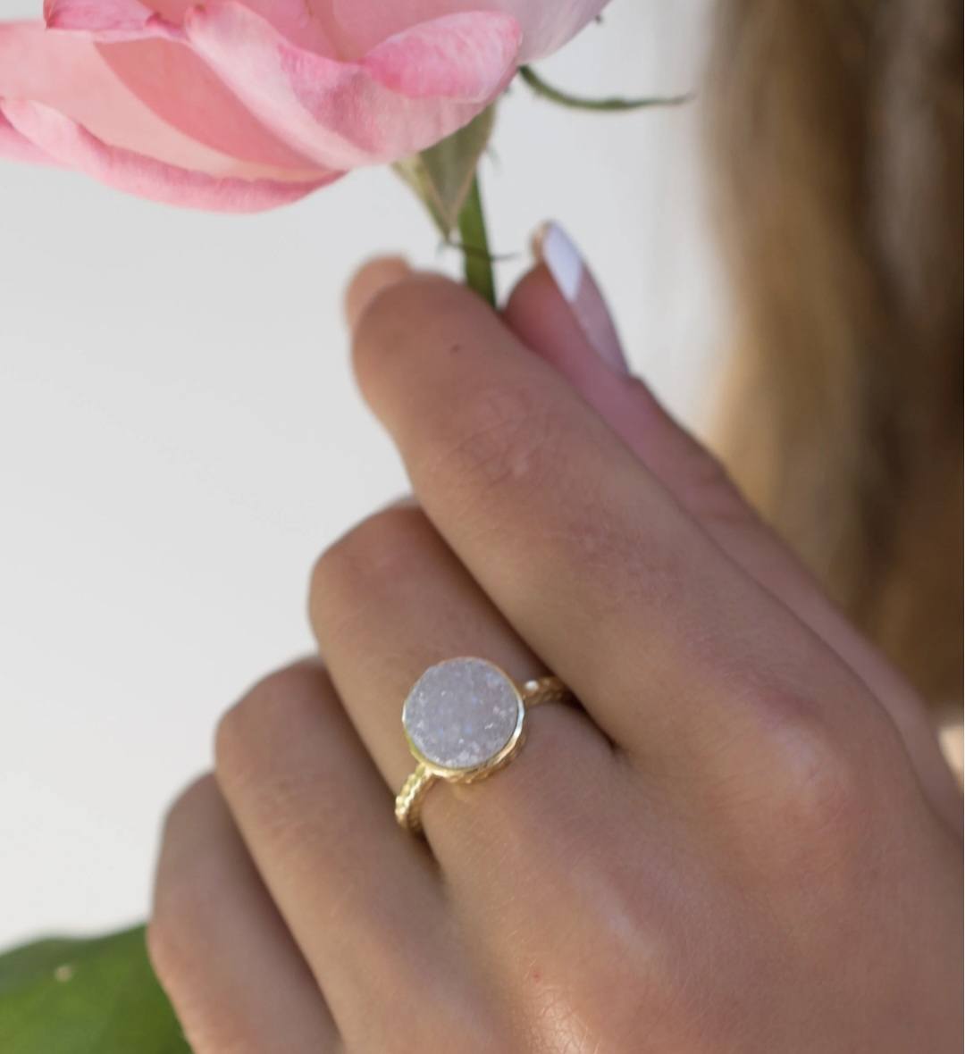 Vakker White Druzy 18K Goldplated Ring - modell " Marcela "