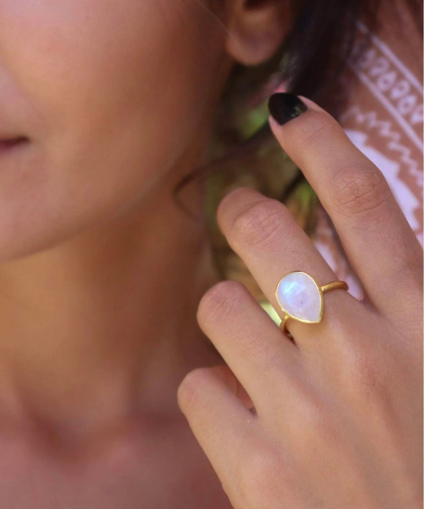 Vakker, enkel og hÅndlaget designring med liten mÅnesten i 18K Gold plated ( 10x7mm) drÅpeform