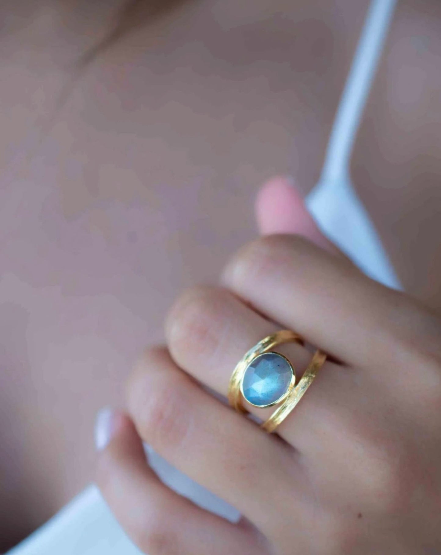 Ny & Trendy 18K Goldplated Ring - Modell "Tani" med oval Labradorite sten