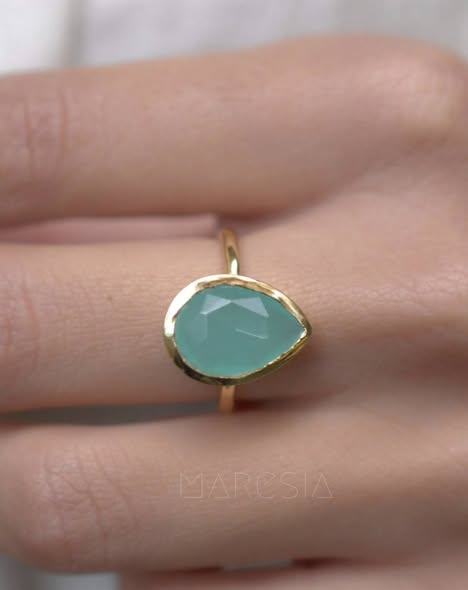 Vakker, enkel og håndlaget 18K Gold Plated Designring med liten Aqua Chalsedony 10x7mm i drÅpeform ..