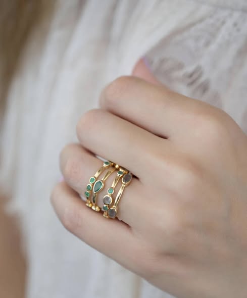 Ny & Trendy Mareshia Design 18K Goldplated Ringer - med Grønn Onyx og Labradorite ( 4 ringer )