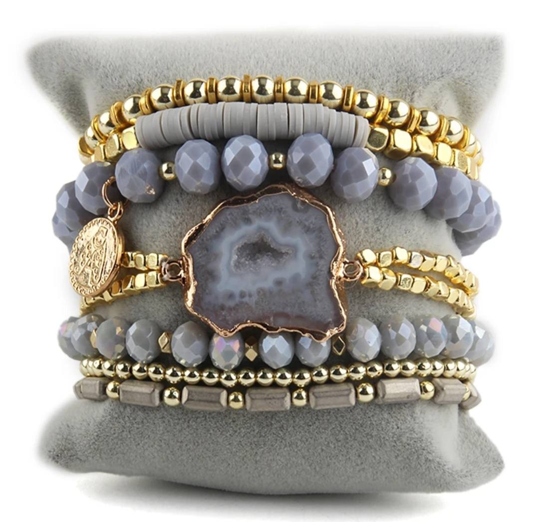 Nye, BoHo Mediterraen 5 rader, fleksible armbånd med druzy Agat sten og decor, Grey Design