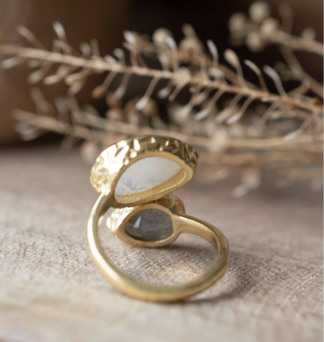 Håndlaget ny Design Ring " Marilia " - 2 stone ringdesign med Moonstone og Labradorite, Gold Electroplated