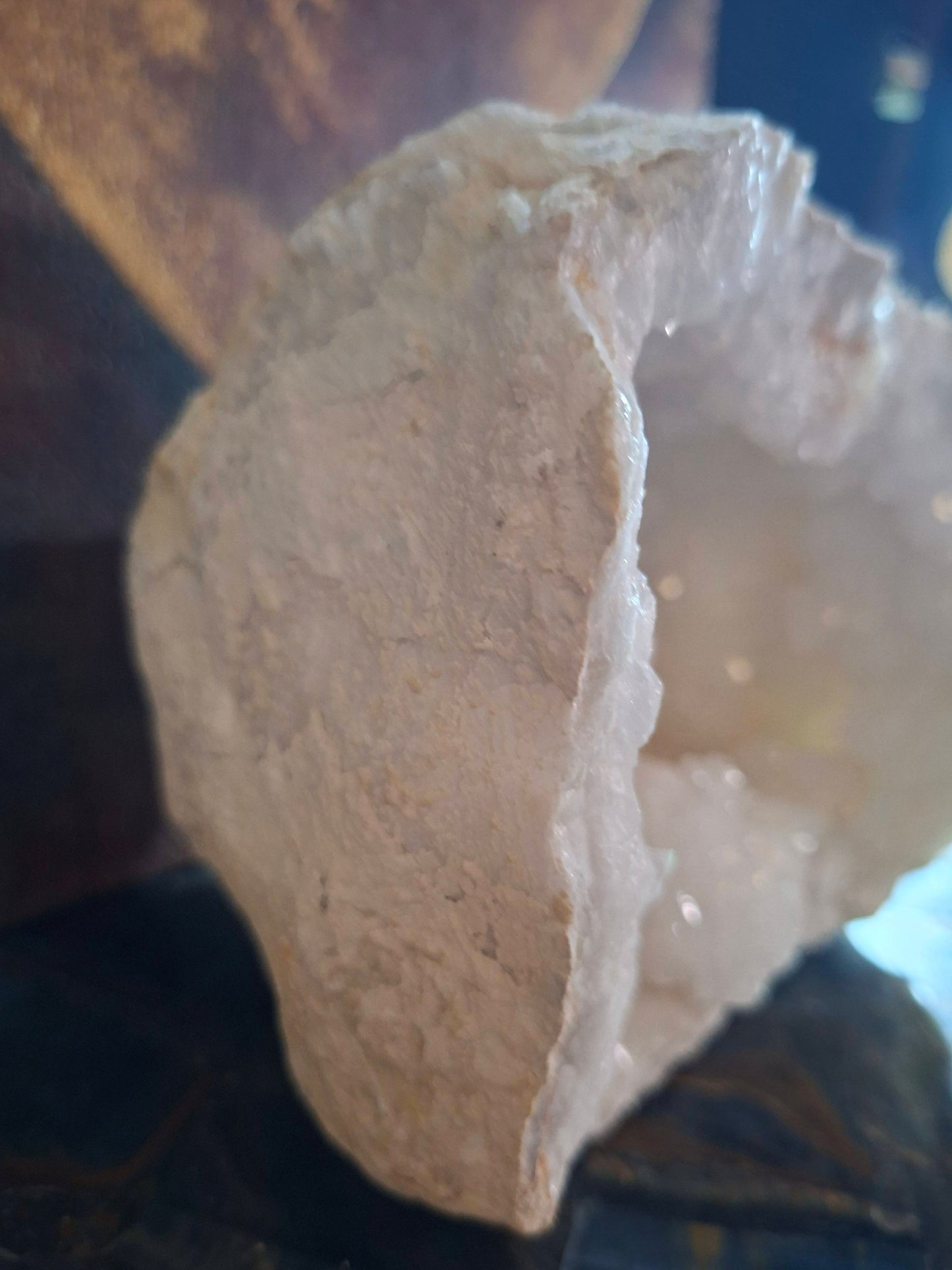 Superflott og stor Maroccan White Quartz Geode ca. 2KG, ca. 16 x 13 x 10cm