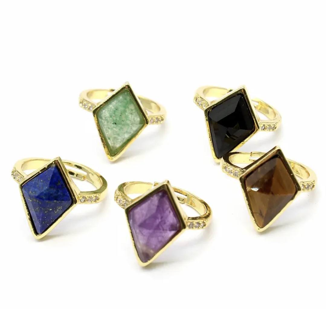 Nye MICCI Design Natural Triangel Sort Obsidian Stone Ring, 18K Goldplated, one size - justerbar