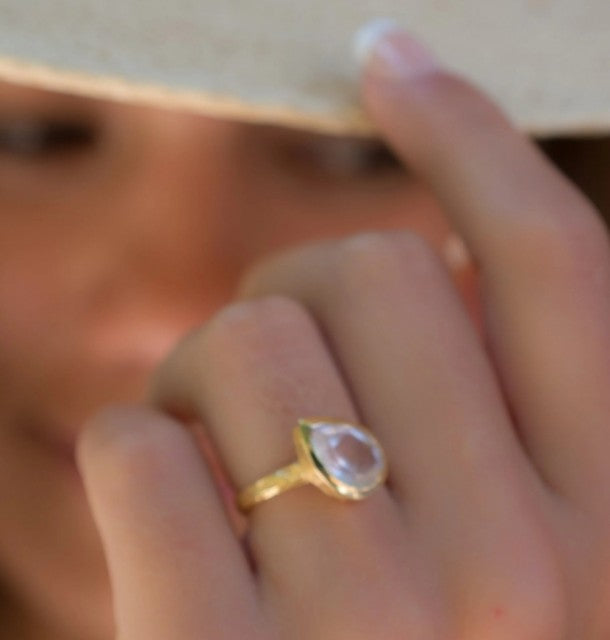 Vakker, enkel og håndlaget Beatriz Rose Quartz designring i 18K Goldplated i dråpeform ( 8x6mm )