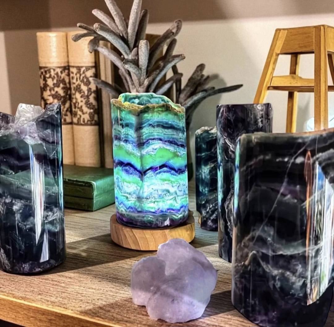 Vakre Fluoritt Regnbue Cylinderlamper i råkrystall, AA Kvalitet, polert ca. 7 x 13cm og remote control, medium size - høy