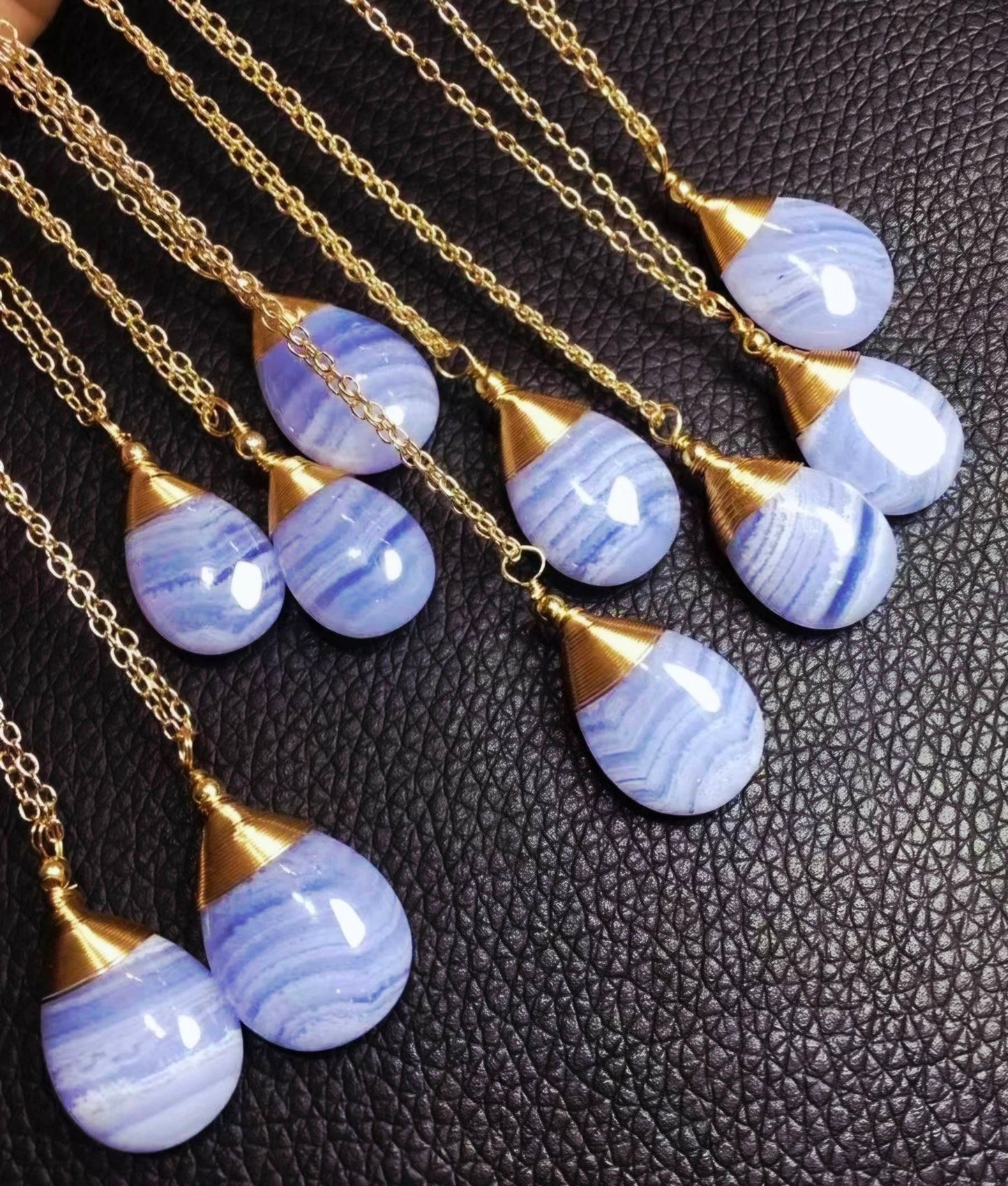 Supervakre AA kvalitet naturlig Blue LACE AGATE Dråpeanheng Gold plated m/kjede, ca. 25x15mm