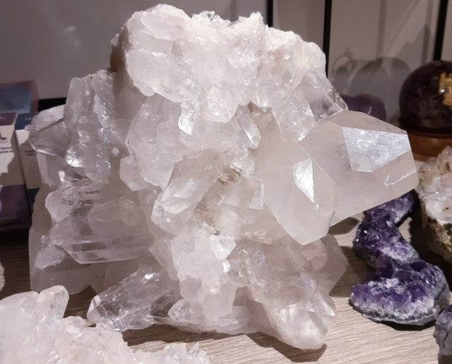 Stor og sjelden, Hvit RÅ Kvarts Cluster Lampe fra Brasil, ca. 3 kg m/led treabase, 21x19cm ( mbase)