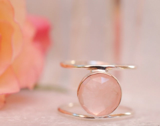 Vakker, håndlaget designring i 925s sølv med stor Rosenkvarts sten i rund form